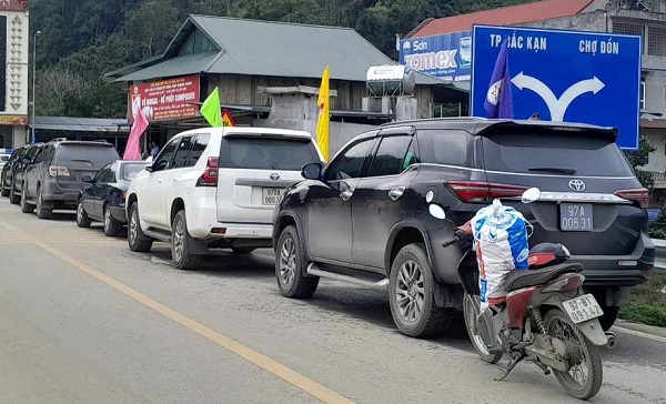 Muchos titulos de nivel de comuna tienen autos otorgados de 1.7. Foto: Xuyen Dong