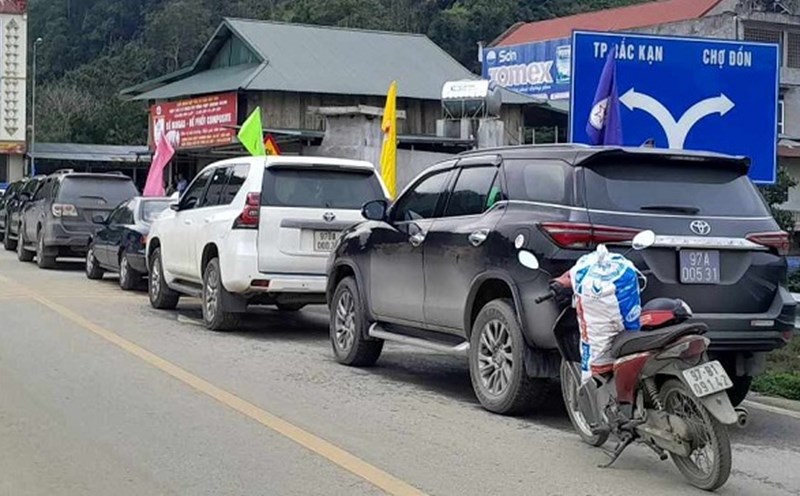 Many commune-level positions are granted cars from July 1. Photo: Xuyen Dong