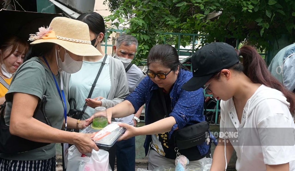 Free meals are given in front of a hospital gate in Hanoi. Photo: Thanh Nhan