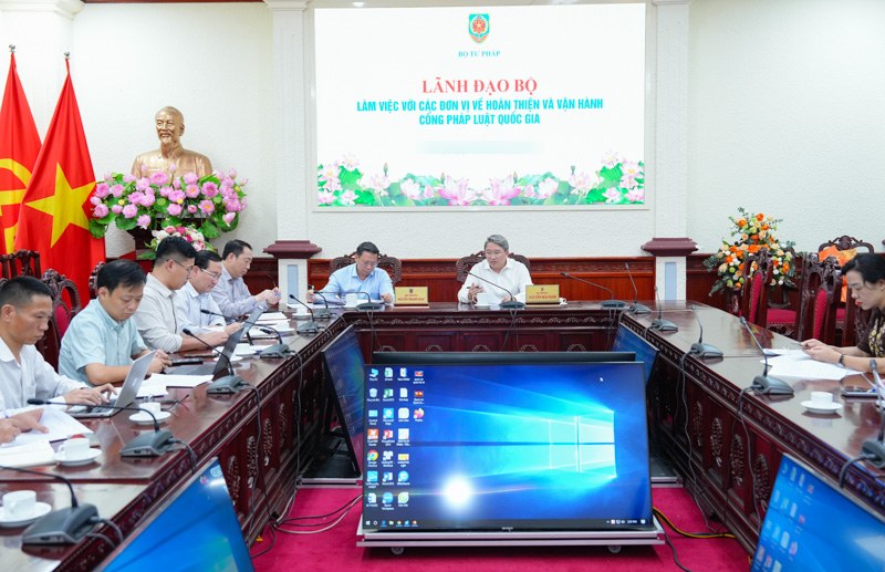 Minister of Justice Nguyen Hai Ninh chaired a working session with units on completing and operating the National Law Portal. Photo: Ministry of Justice
