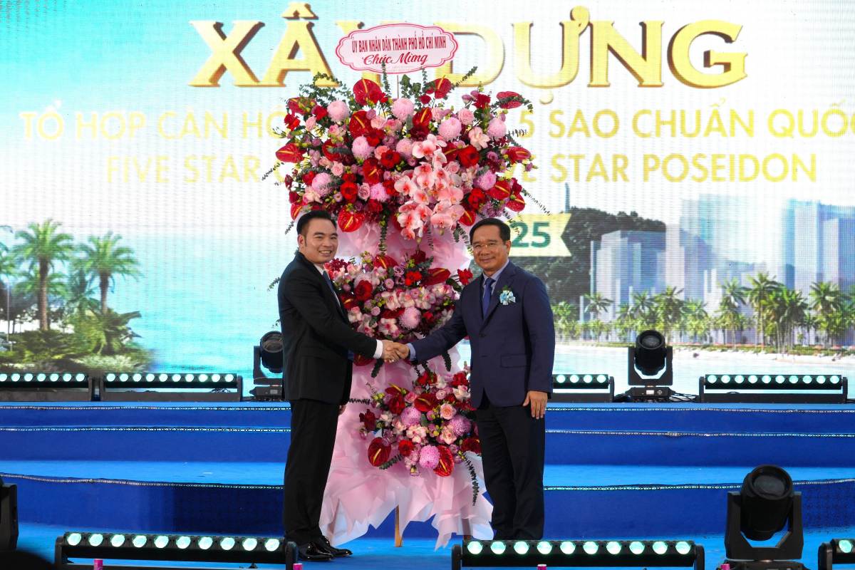 Ong Nguyen Van Duoc - Chu tich UBND TPHCM - tang hoa chuc mung khoi cong 2 du an. Anh: Thanh An