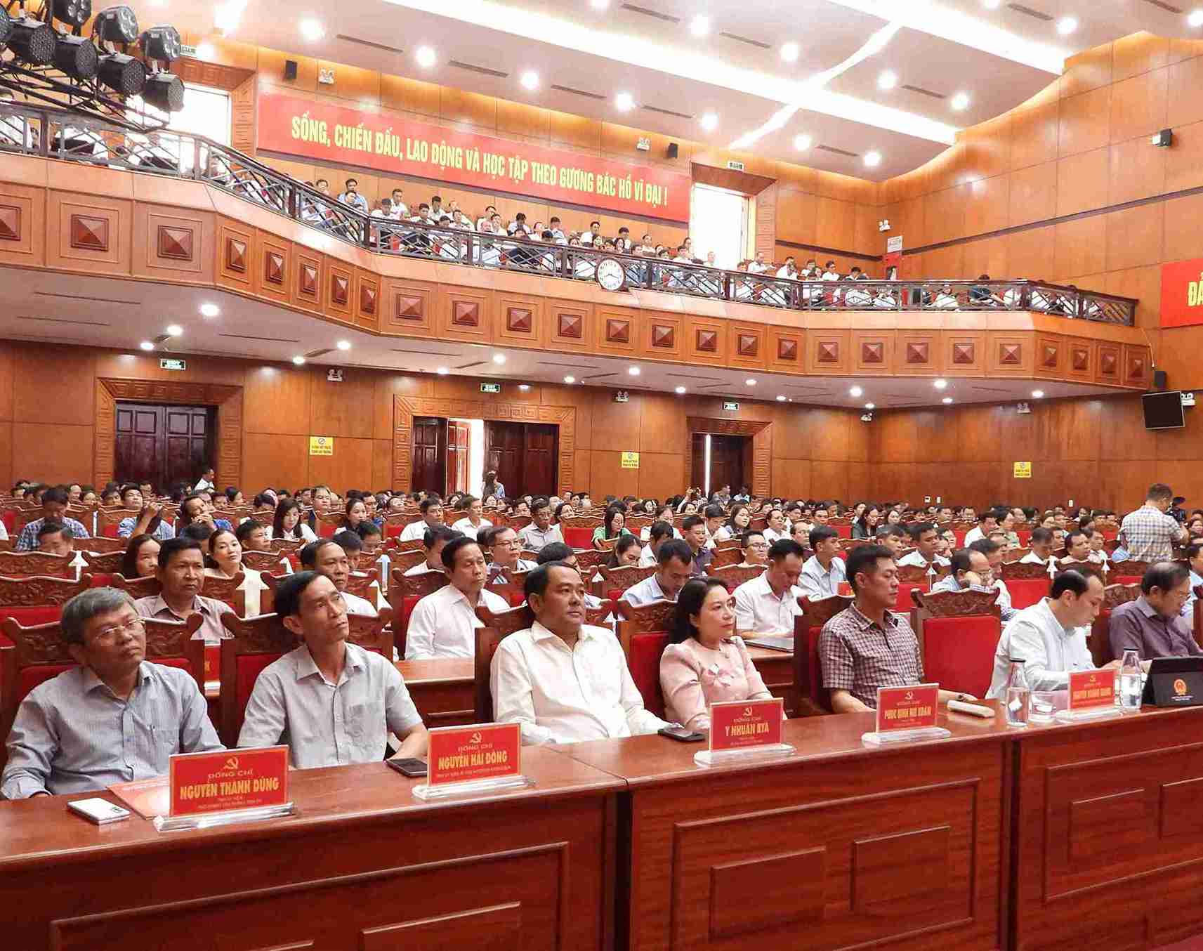 Los oficiales en Dak Lak fueron capacitados y difundieron contenidos importantes antes de que el gobierno de la comuna y el barrio entrara oficialmente en funcionamiento. Foto: Bao Trung
