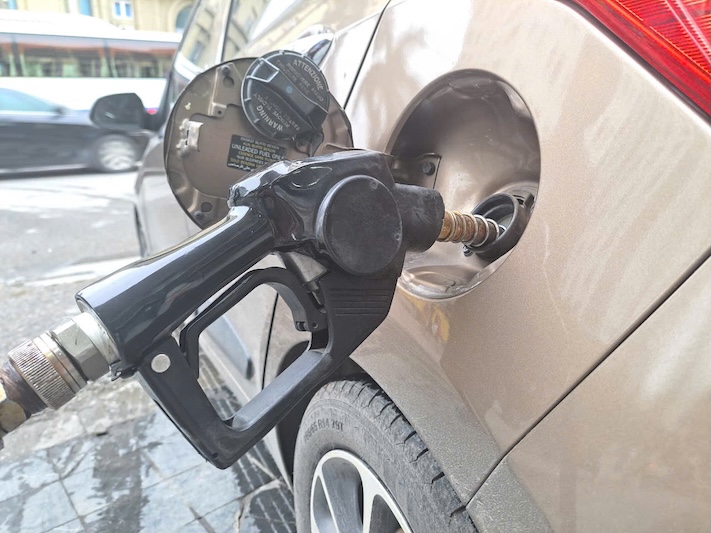 Gasoline prices fluctuated in different directions. Photo: Ha Vy