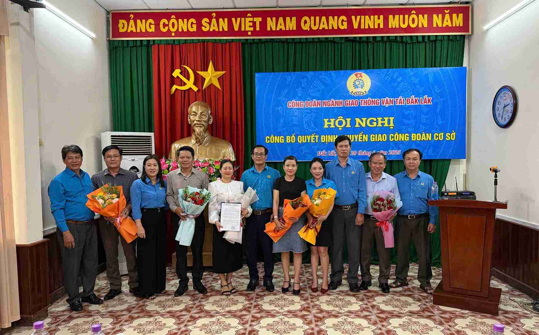 Dak Lak Provincial Federation of Labor receives and manages 50 grassroots unions transferred from the Transport Trade Union. Photo: Bao Trung