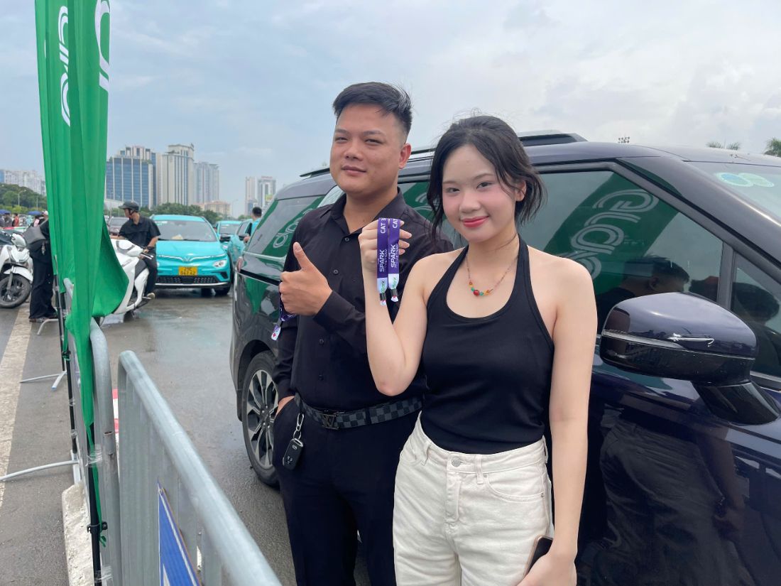 Anh Ngoc Hiep va gia dinh mua ve qua mot ben trung gian. Anh: Hoang Hue