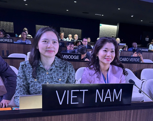 Ba Nguyen Thi Van Anh, Dai su, Truong phai doan dai dien thuong truc cua Viet Nam tai UNESCO va TS. Nguyen Phuong Hoa, Cuc truong Cuc Hop tac quoc te, Bo Van hoa, The thao va Du lich. Anh: Bo VHTTDL