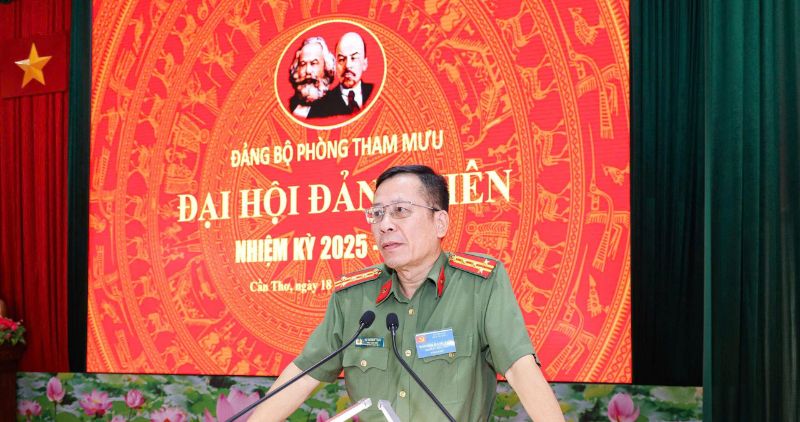 El coronel Vu Thuc, acepto la tarea a cargo de la policia de la ciudad. Foto: Ta Quang