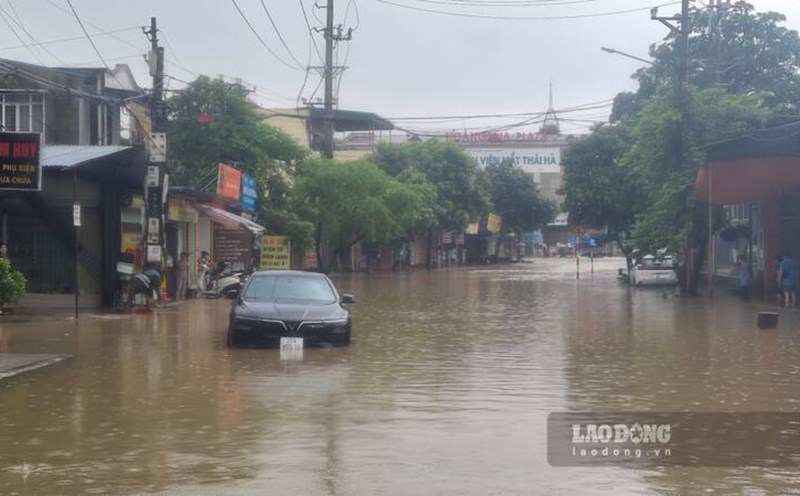 Many roads in Thai Nguyen City were cut off due to deep flooding. Photo: Lam Thanh