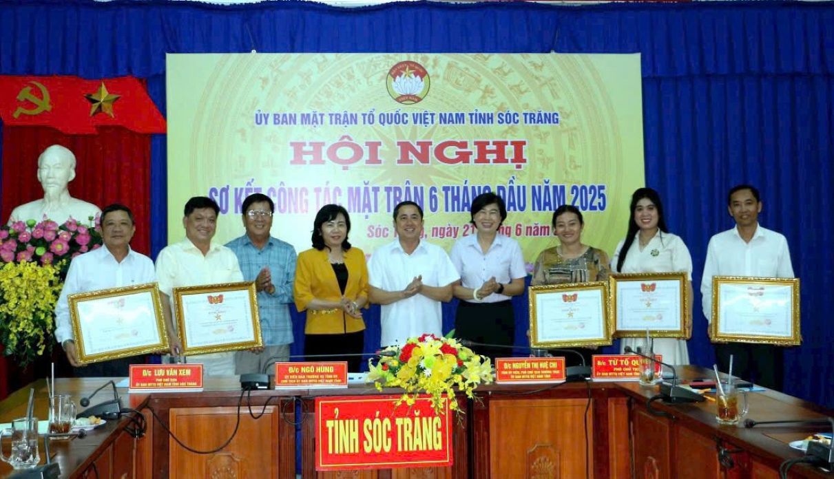 The Vietnam Fatherland Front Committee of Soc Trang province commended and rewarded collectives and individuals with many achievements in front work and the emulation movement to join hands to eliminate temporary and dilapidated houses in the area. Photo: Hong Tai