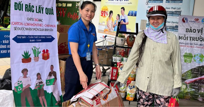 Rac tai che duoc nguoi dan phan loai tai nha va mang den doi qua. Anh: Co.opmart Vinh Long
