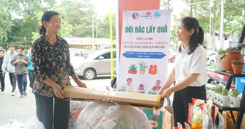 Las personas de Vinh Long traen botellas de plastico, papel, latas de aluminio a Co.Opmart Exchange Bassbats para regalos. Foto: Co.Opmart Vinh Long