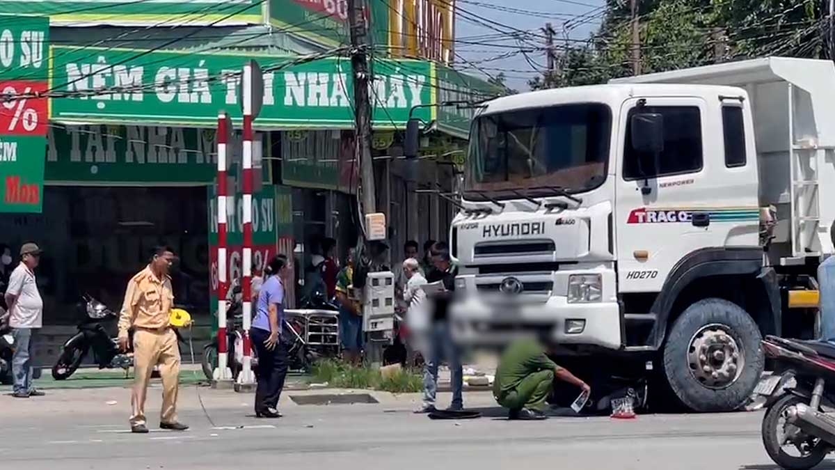 The scene of the accident between a dump truck and a motorbike that killed a woman in Binh Duong. Photo: Dinh Trong