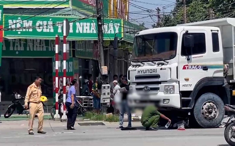 The scene of the accident between a dump truck and a motorbike that killed a woman in Binh Duong. Photo: Dinh Trong