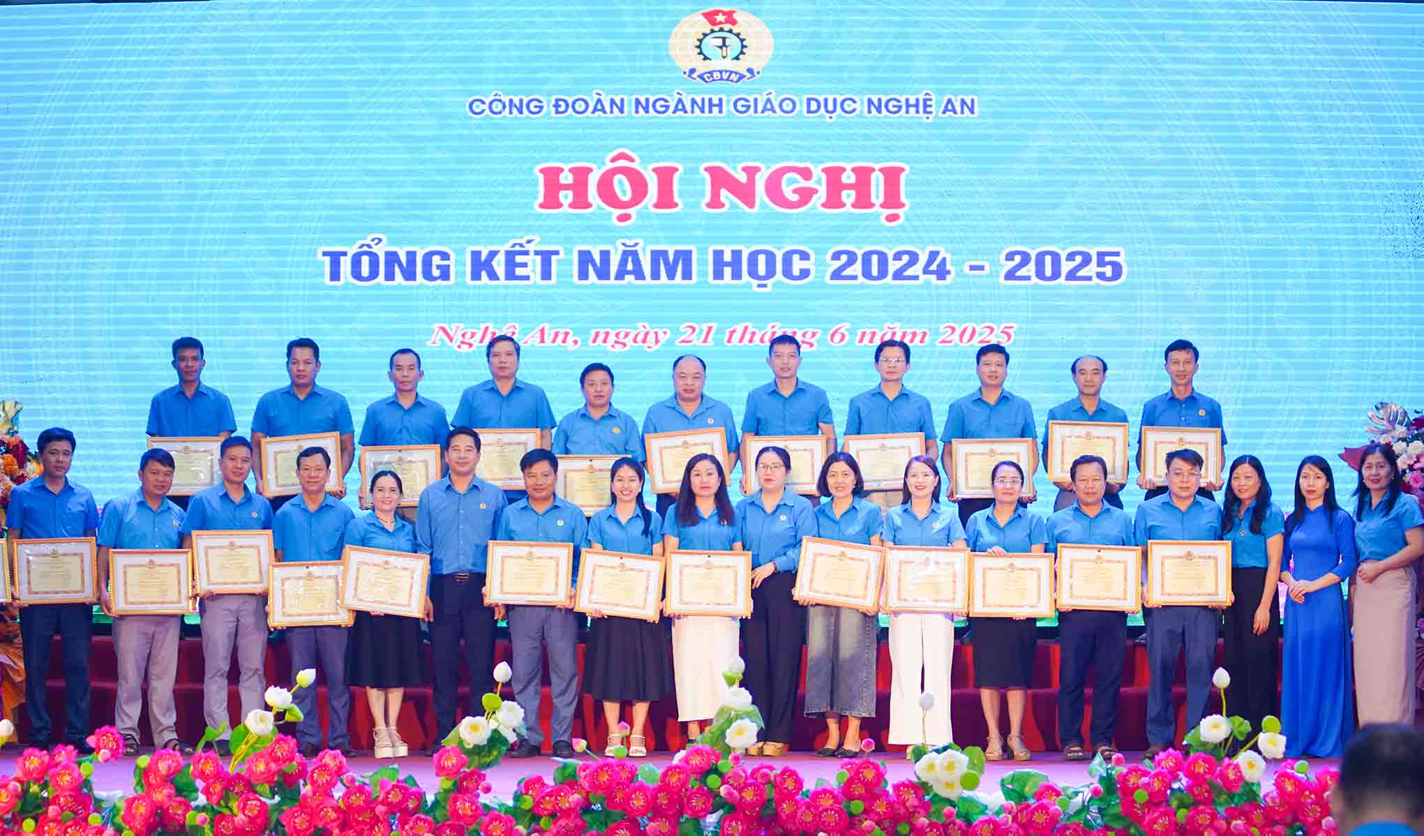 Cong doan nganh Giao duc Nghe An trao thuong cho cac ca nhan co thanh tich xuat sac tai Hoi nghi Tong ket nam hoc 2024-2025. Anh: Duy Chuong