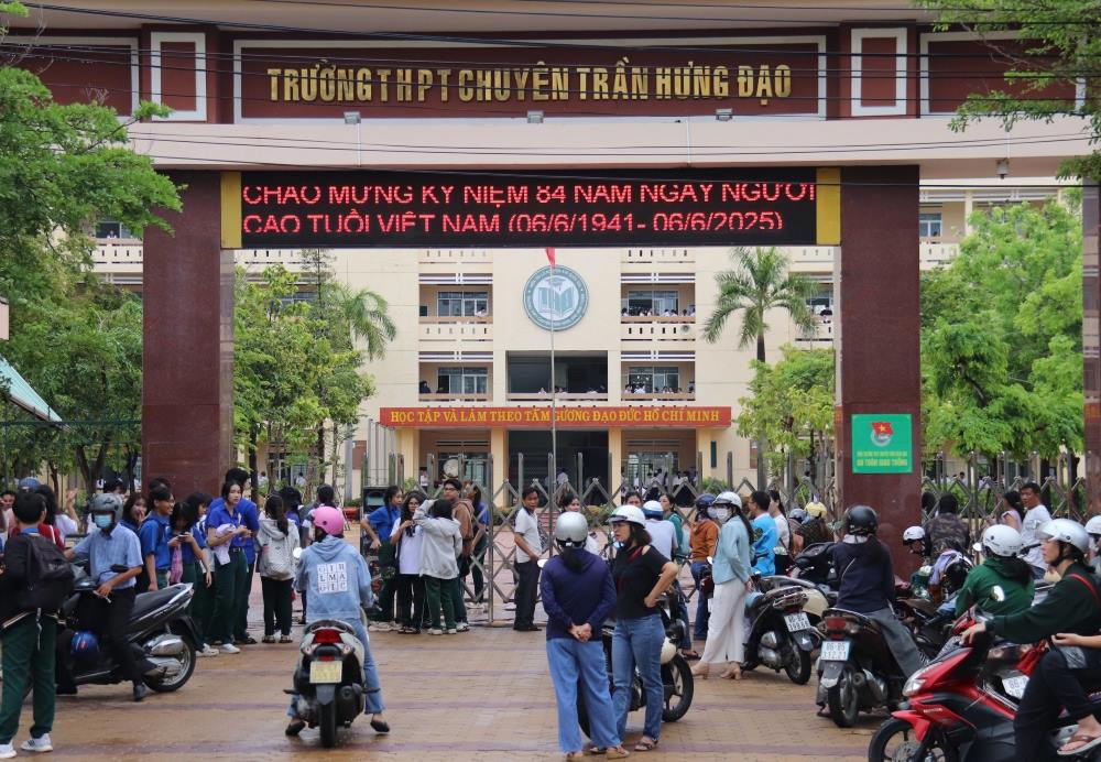 Truong THPT chuyen Tran Hung Dao, tinh Binh Thuan la truong dau tien co diem chuan trung tuyen vao lop 10 o tinh. Anh: Duy Tuan