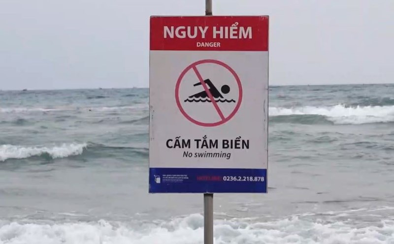 Trong dieu kien thoi tiet xau do anh huong cua bao hoac ap thap nhiet doi, dac biet la khi co dong, gio giat, hoac mua to, du khach can tuyet doi tranh cac hoat dong duoi nuoc. Anh: Tran Thi