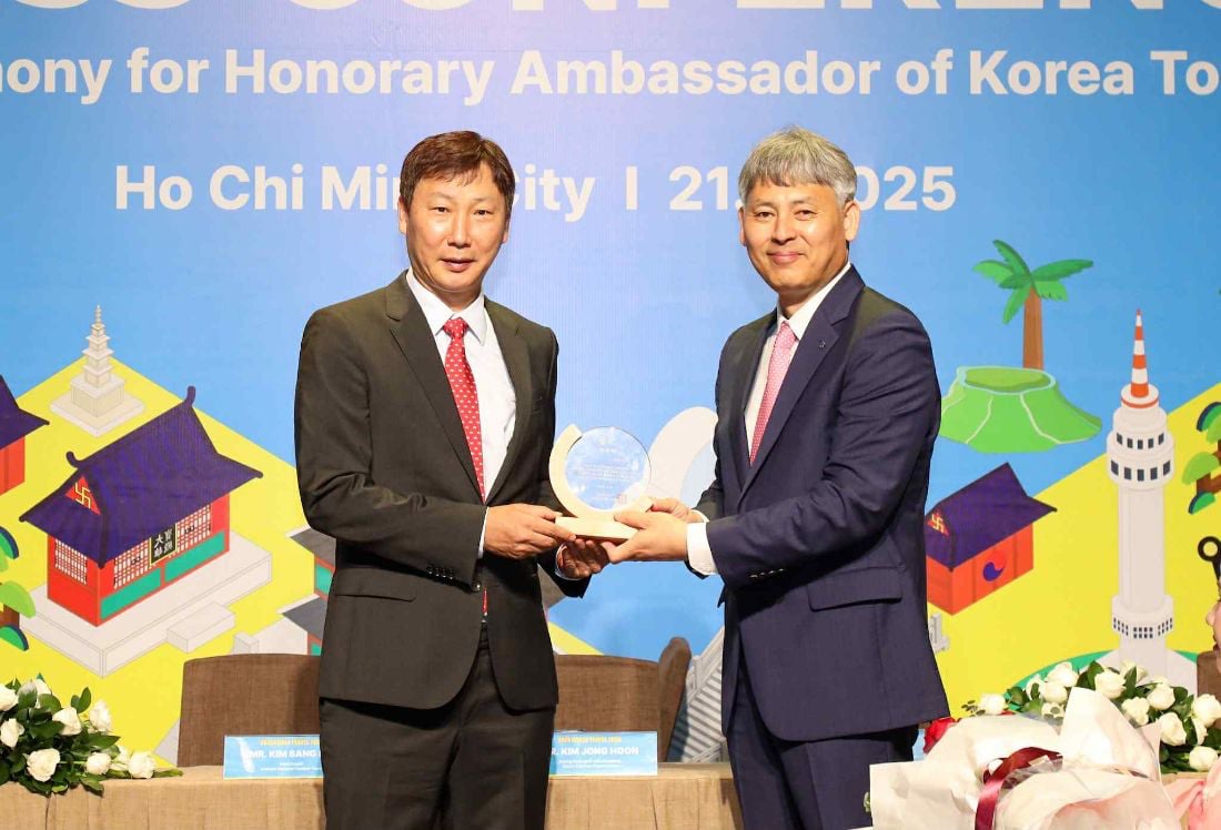 Coach Kim Sang-sik was appointed by the Korea Tourism Organization (KTO) as the Honorary Ambassador of Korea Tourism. Photo: VFF