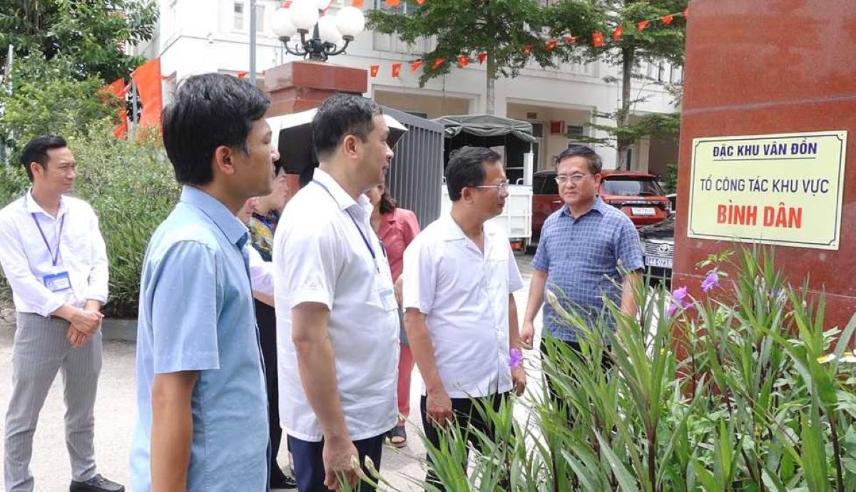 Sr. Cao Tuong Huy - Vicepresidente del Comite Popular Quang Ninh - Instalaciones de verificacion en el Grupo de Trabajo Asequible, Van Don Special Zone. Foto: Quang Ninh Centro de comunicacion provincial