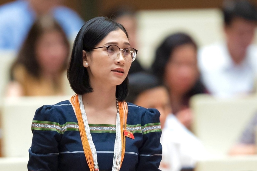 The National Assembly delegate of the Soviet Village ( Kon Tum delegation) asked the Minister of Education about the issue of cyber violence. Photo: Quochoi.vn