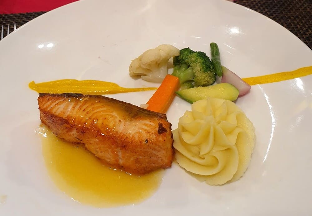 Pan-fried salmon with monk fruit sauce is a delicious and nutritious dish, helping to change the taste of the family's family's meals on the weekend. Photo: Tuan Dat
