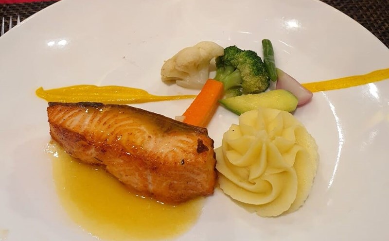 Pan-fried salmon with monk fruit sauce is a delicious and nutritious dish, helping to change the taste of the family's family's meals on the weekend. Photo: Tuan Dat