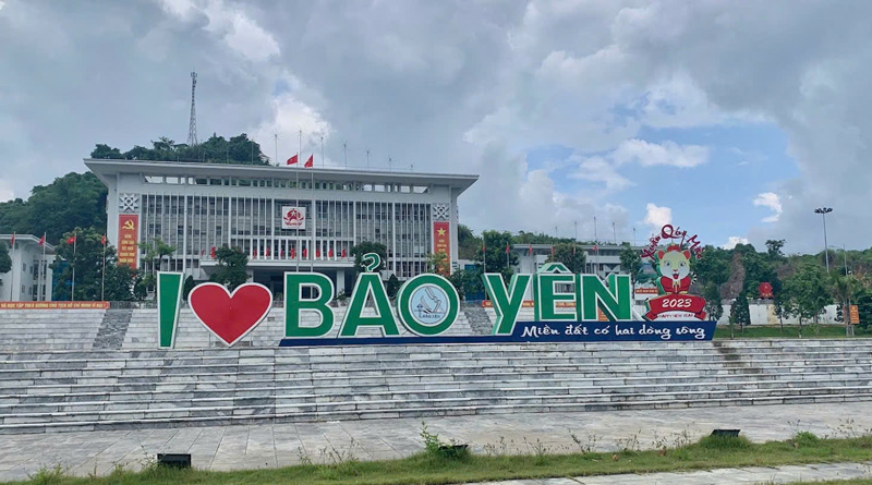 Người dân lo lắng không biết đòi ai sau khi huyện dừng hoạt động. Ảnh: Đinh Đại