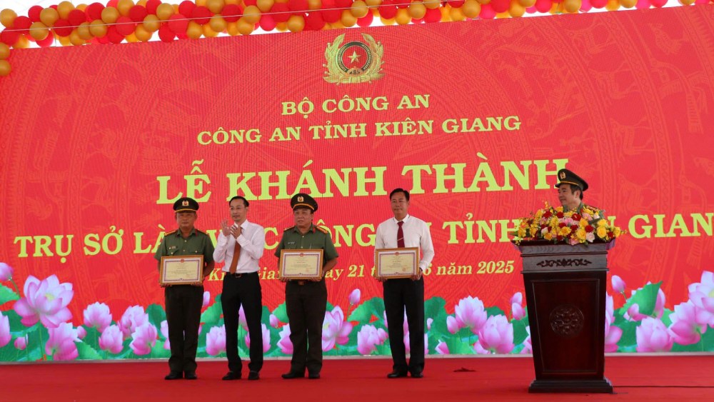 Ong Nguyen Thanh Nhan, Chu tich UBND tinh Kien Giang trao Bang khen cho cac don vi da co thanh tich trong qua trinh dau tu, xay dung Tru so lam viec Cong an tinh. Anh: Tien Dung