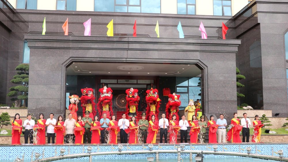 Delegates performed the ribbon cutting ceremony to inaugurate the new working headquarters of Kien Giang Provincial Police. Photo: Tien Dung