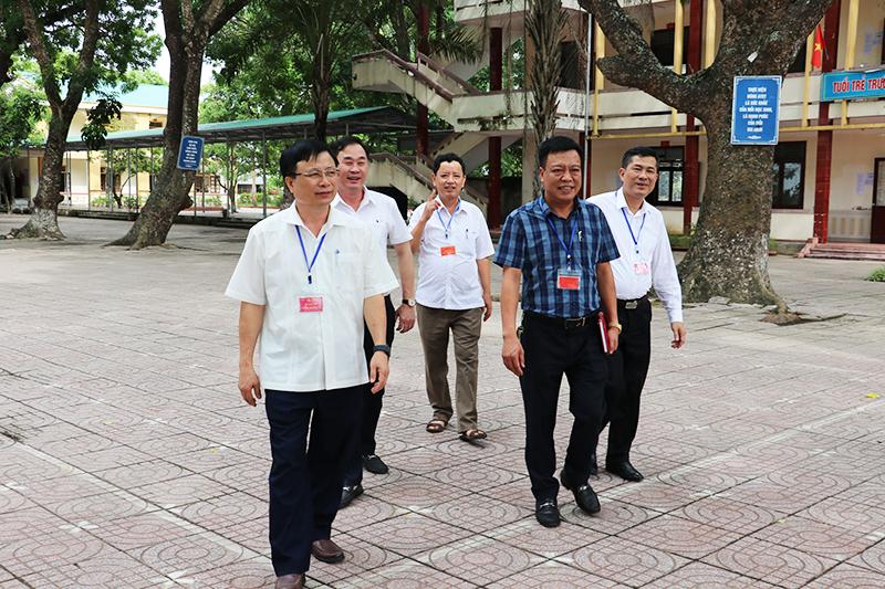 Leaders of the Provincial People's Committee and the Department of Education and Training of Nghe An province inspect the preparation work for the high school graduation exam in Hung Nguyen district. Photo: Phan Quynh