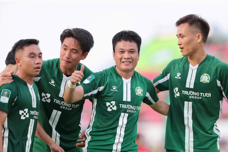 Phi Son an mung ban thang cung cac dong doi. Anh: Thanh Vu