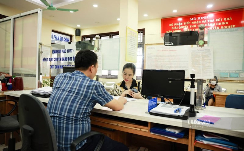 Non-professional cadres will be allowed to use their salaries as a basis for receiving allowances based on Decree 154. Photo: Hai Nguyen.