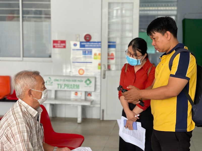 Can bo y te Can Tho tuyen truyen kien thuc phong benh, cham soc suc khoe den voi nguoi dan. Anh: CDC Can Tho cung cap. 