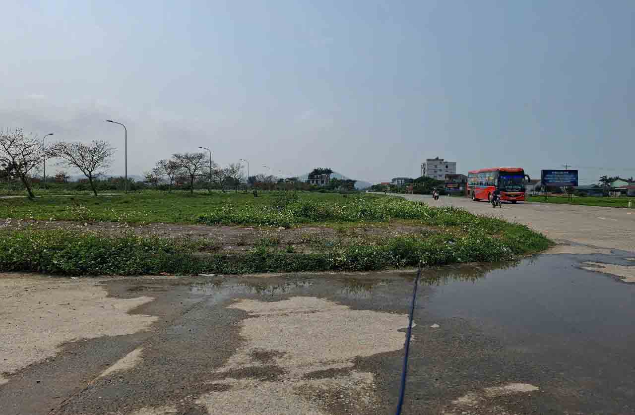 El proyecto del area residencial urbana, el servicio comercial y general en el sureste del distrito de Ky Anh esta a punto de organizar una nueva subasta por lotes. Foto: Tran Tuan.