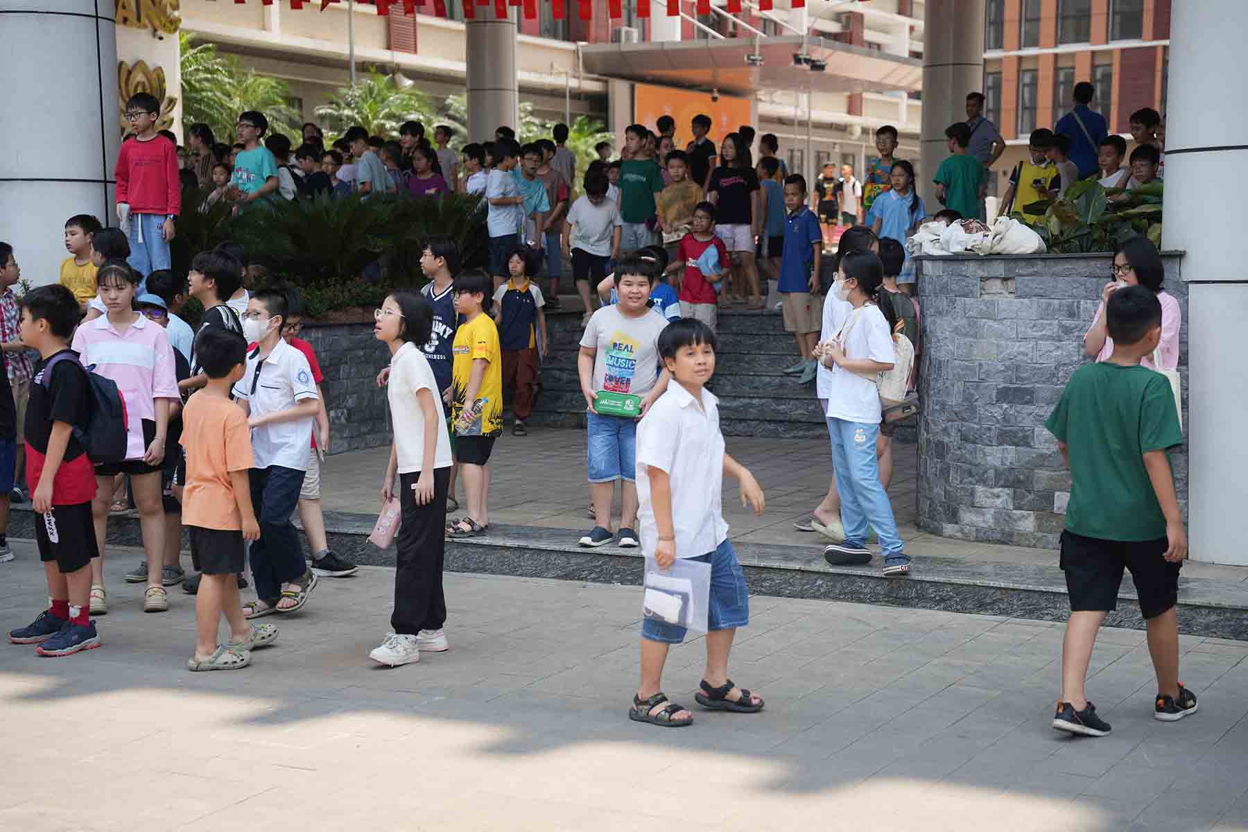 Candidates taking the 6th grade exam at Cau Giay Secondary School (Hanoi) on June 15. Photo: Song Huu