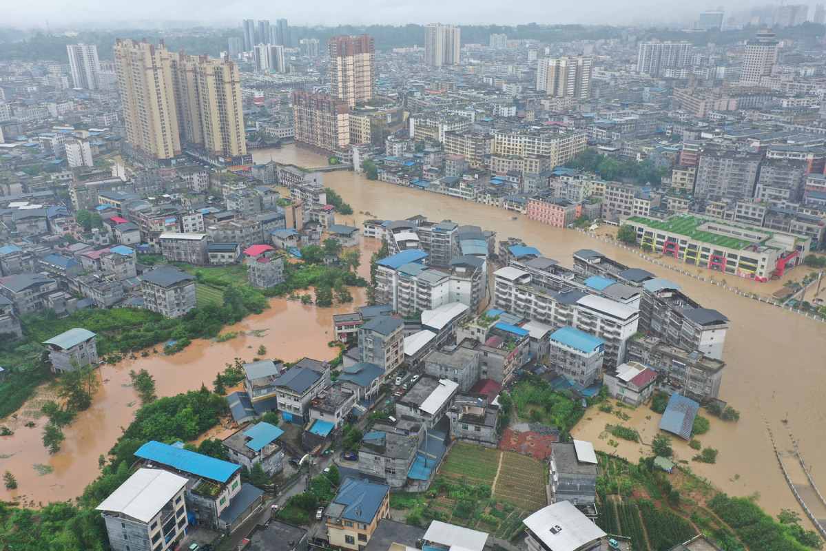 Ngap lut o huyen Long Son, tinh Ho Nam ngay 19.6. Anh: Xinhua