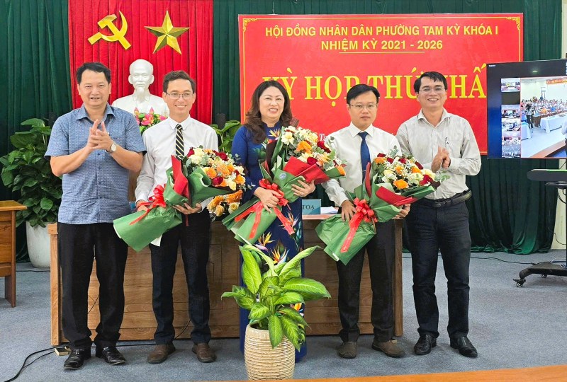 Ra mat Thuong truc HDND phuong Tam Ky (Quang Nam). Anh: Truong An