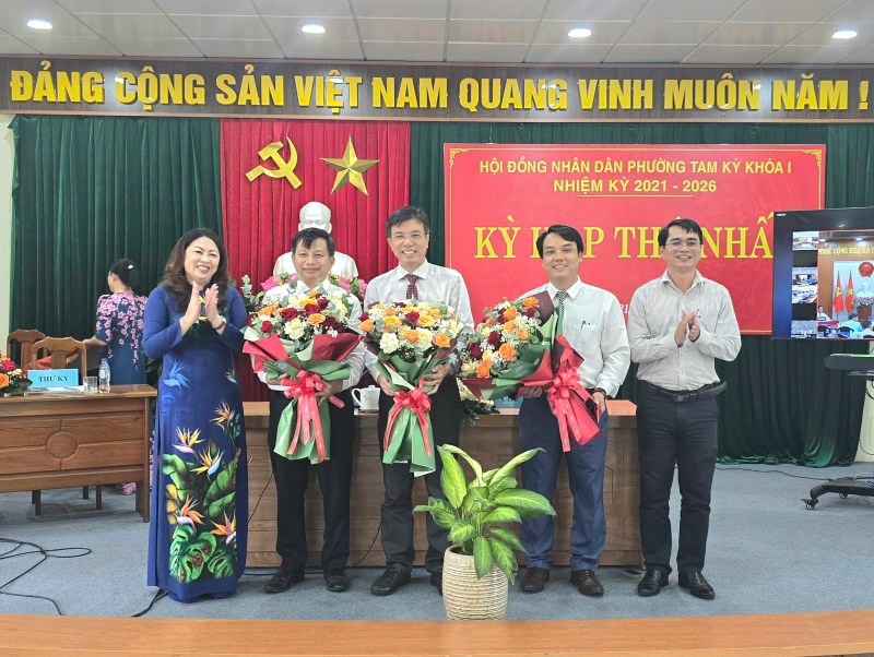 Lanh dao chu chot UBND phuong Tam Ky, (Quang Nam) ra mat. Anh: Truong An