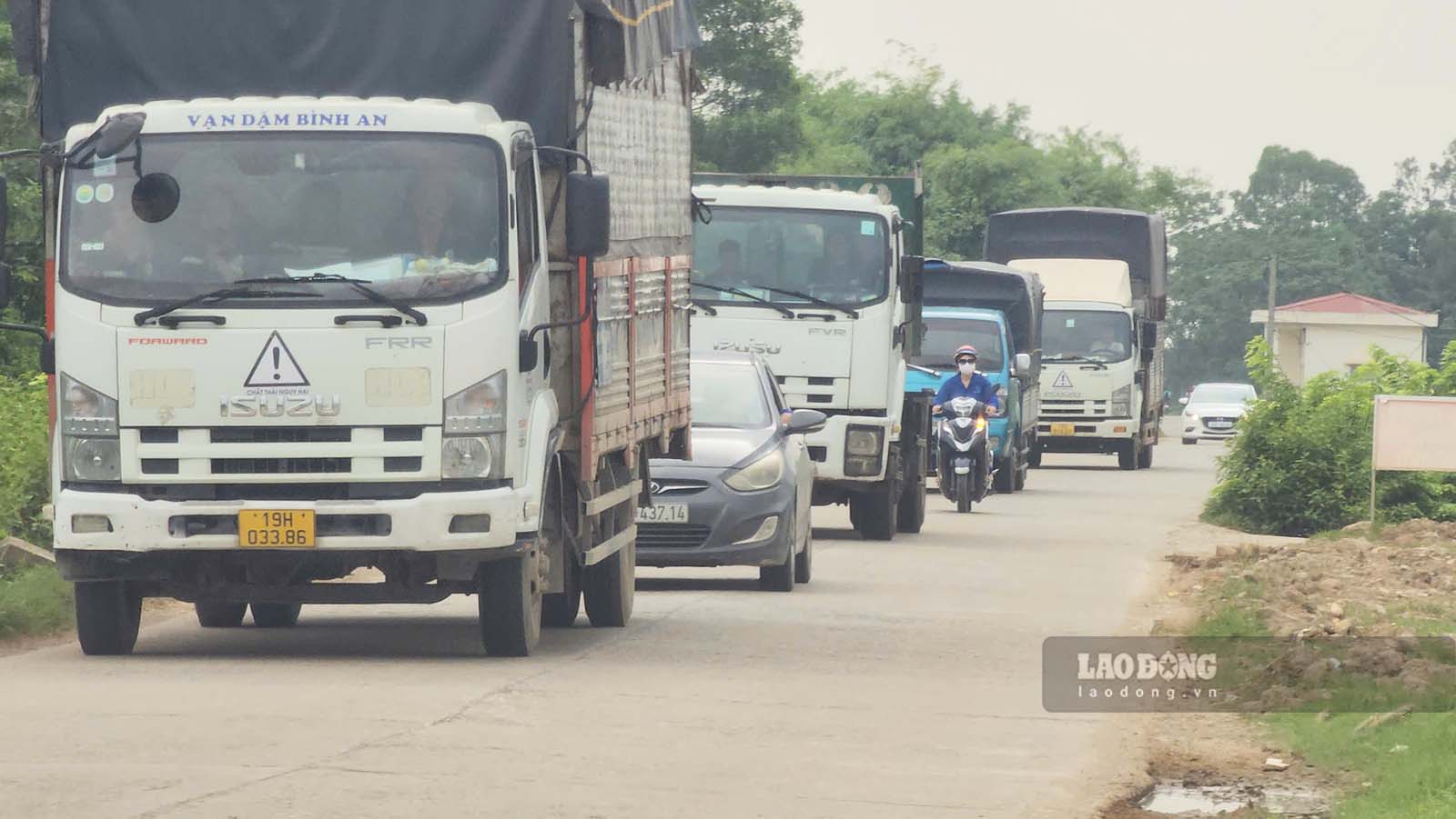 Nhiều xe chở rác thải của Công ty TNHH môi trường Phú Minh Vina vẫn ra vào khu nhà xưởng trái phép tại xã Xuân Nộn, huyện Đông Anh mỗi ngày (ảnh chụp ngày 7.6.2025). Ảnh: PV.