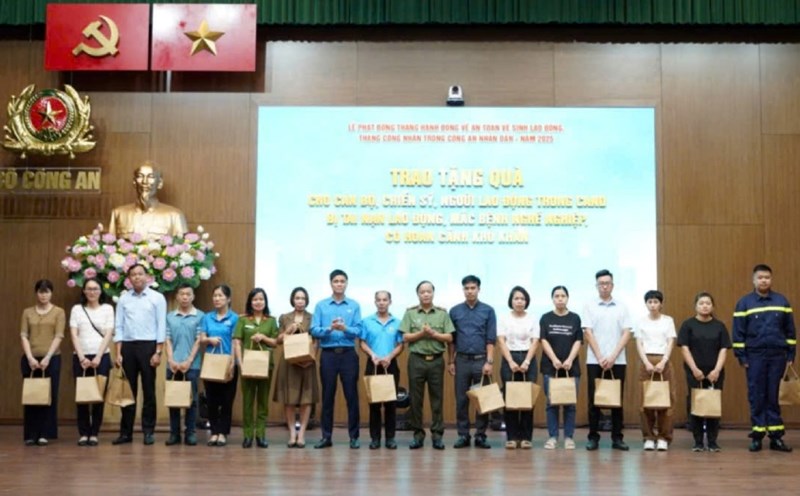 The People's Public Security Trade Union presents gifts to workers on the occasion of Workers' Month 2025. Photo: Quynh Chi