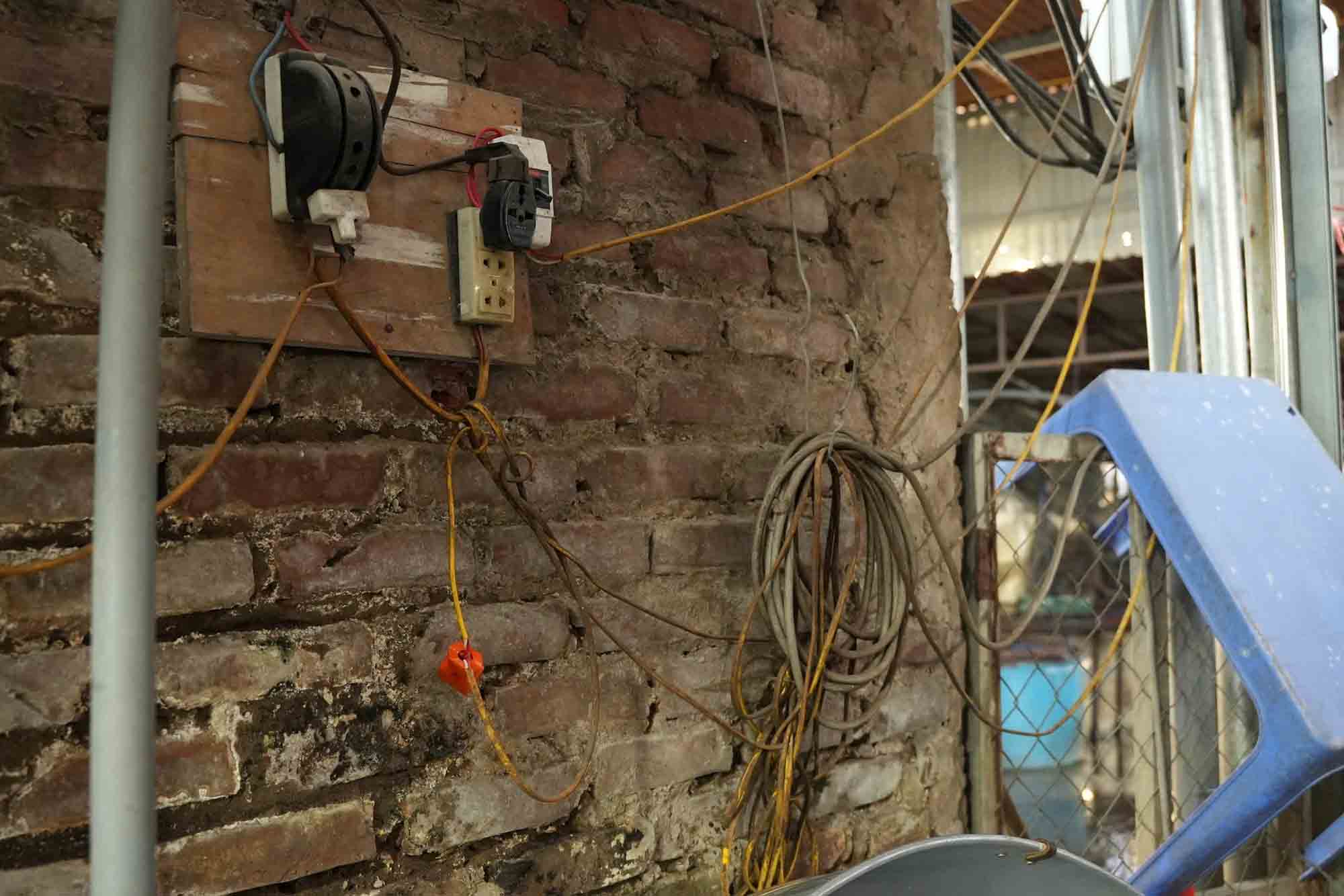 Hệ thống điện tạm bợ, nguy cơ dễ xảy ra chập cháy. Ảnh: Hữu Chánh 