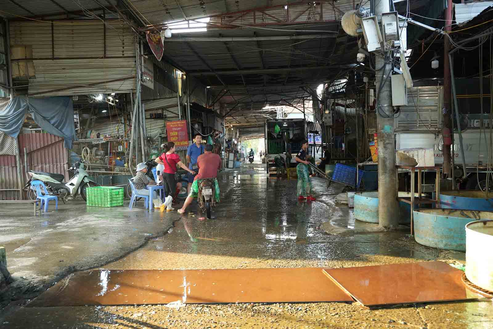 Sau nhiều năm, chợ cá Yên Sở nay đã sập xệ, xuống cấp. Ảnh: Hữu Chánh 