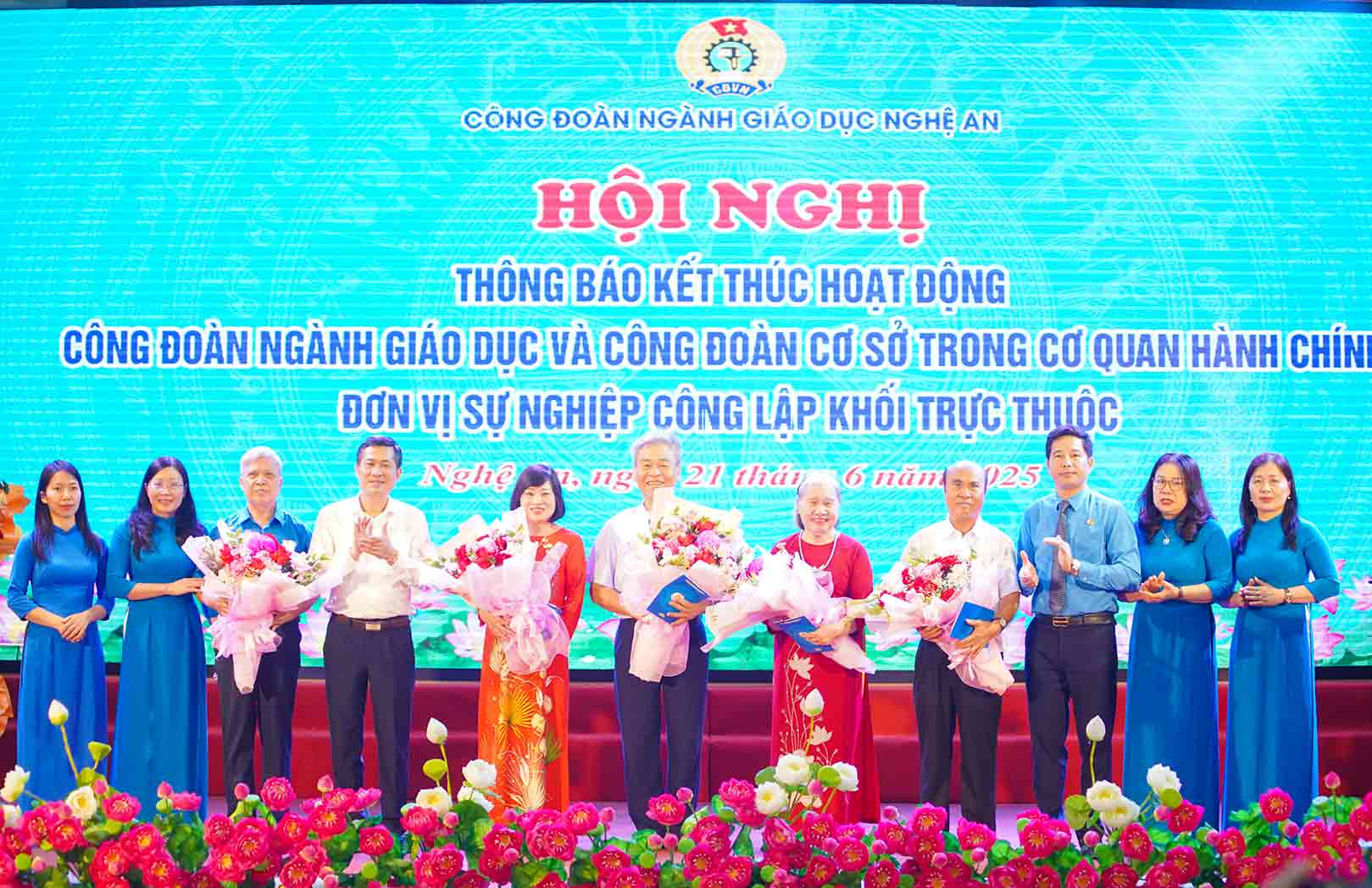 Nganh Giao duc Nghe An tang hoa tri an cac the he lanh dao Cong doan nganh Giao duc. Anh: Duy Chuong