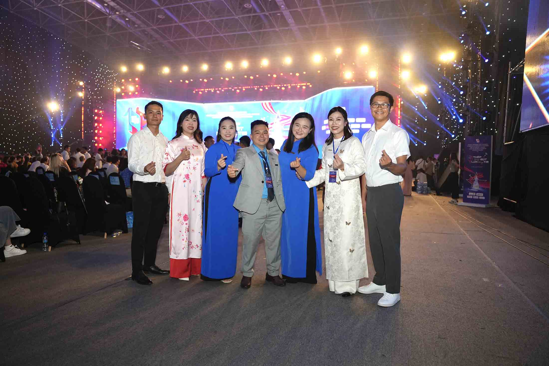 Nhom PV Bao Lao doat giai ba