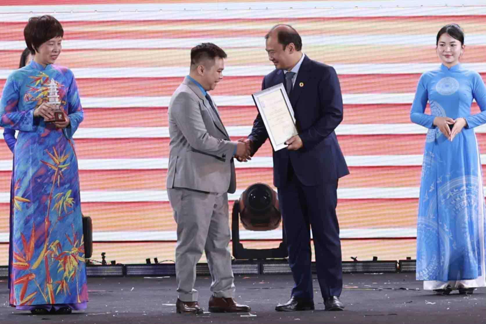 PV Phung Duc Hieu Anh, dai dien nhom tac gia nhan giai C Giai Bao chi Quoc gia nam 2024. Anh: Hai Nguyen