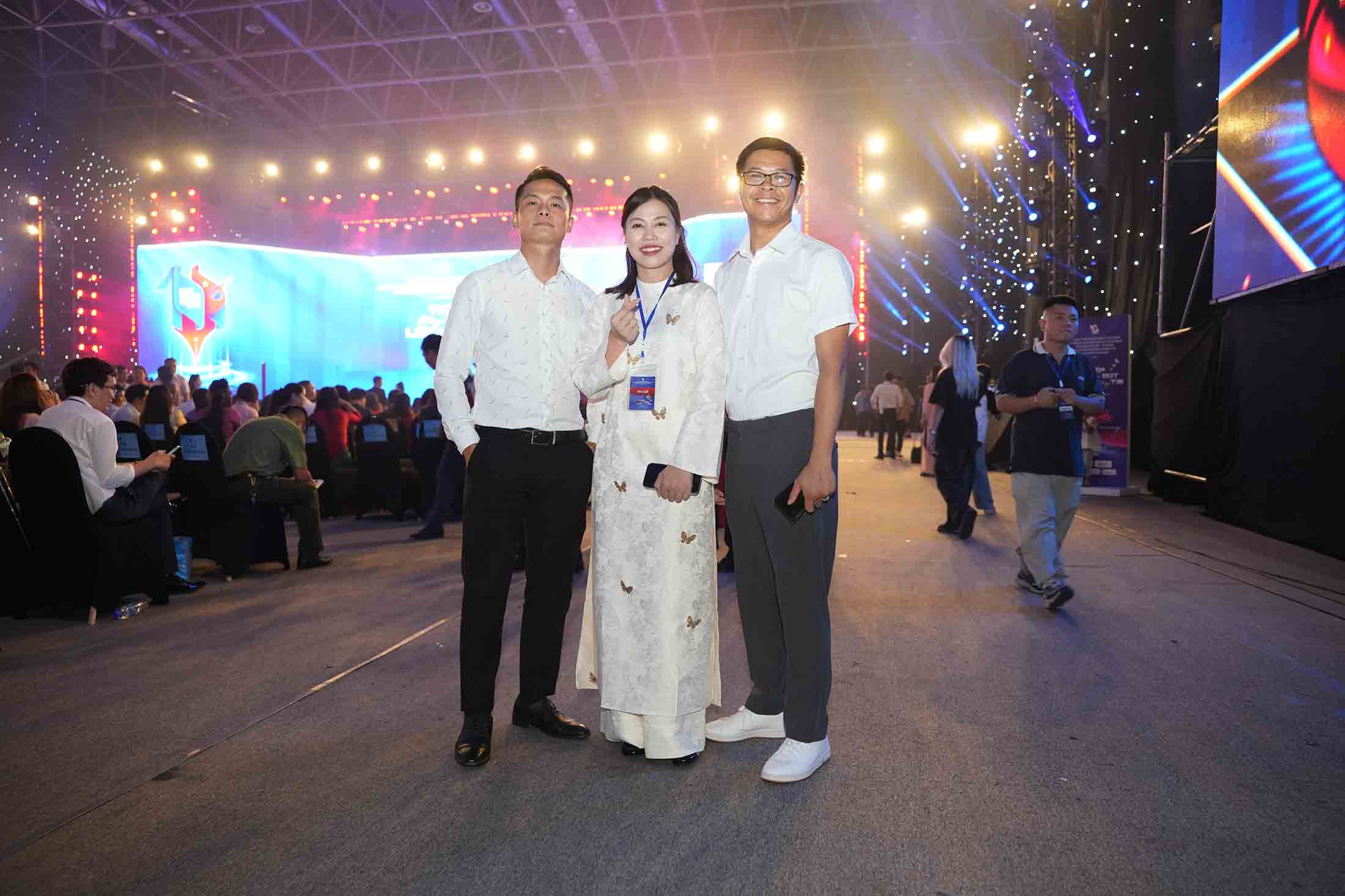 PV Tung Giang (trai) va Bui Thom (giua),