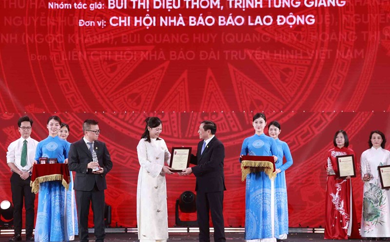 Reporters Bui Thi Dieu Thom, Trinh Tung Giang (Lao Dong Newspaper) won the B prize of the 19th National Press Award in 2024. Photo: Hai Nguyen