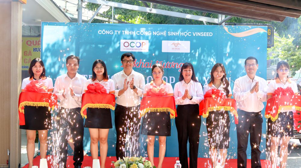 Trung tam da quy tu hon 15 nhan hang voi gan 100 san pham OCOP nhu: Dong trung ha thao Dr. Trung, Tra thao duoc, Yen sao Tien Sa, Banh dua Topcoco, Banh kho me Ba Lieu... Anh: Tran Thi