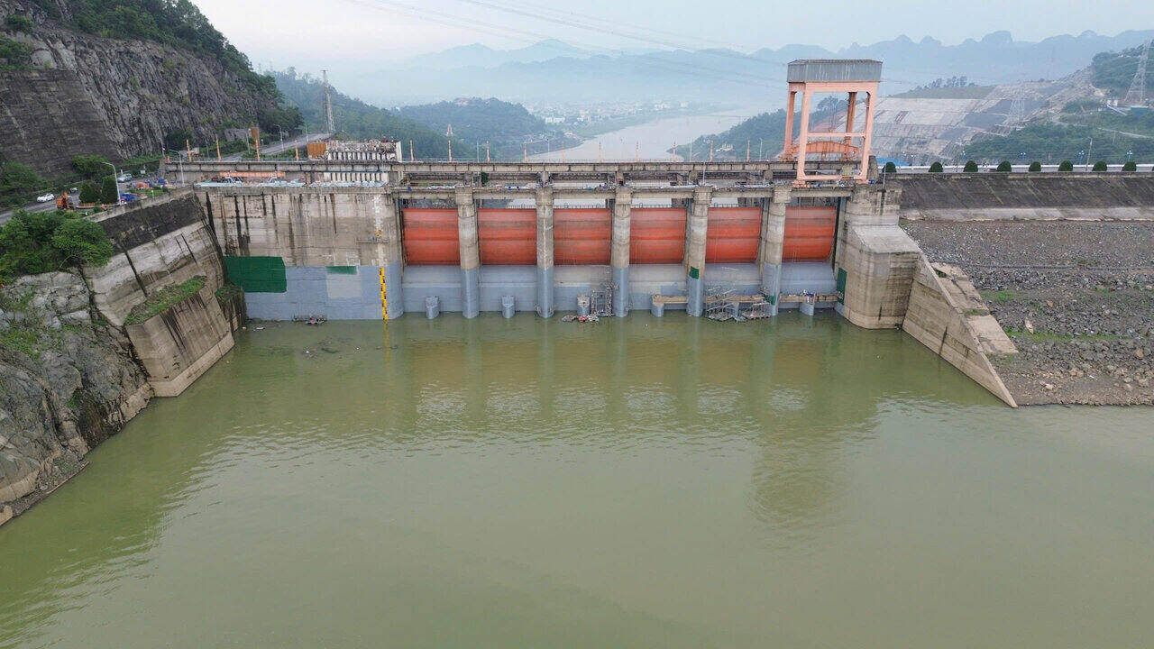 After many days of heavy rain, the water level of Hoa Binh hydroelectric reservoir rose, transportation and tourism activities at Ba Cap port became vibrant again. Photo: Dang Tinh