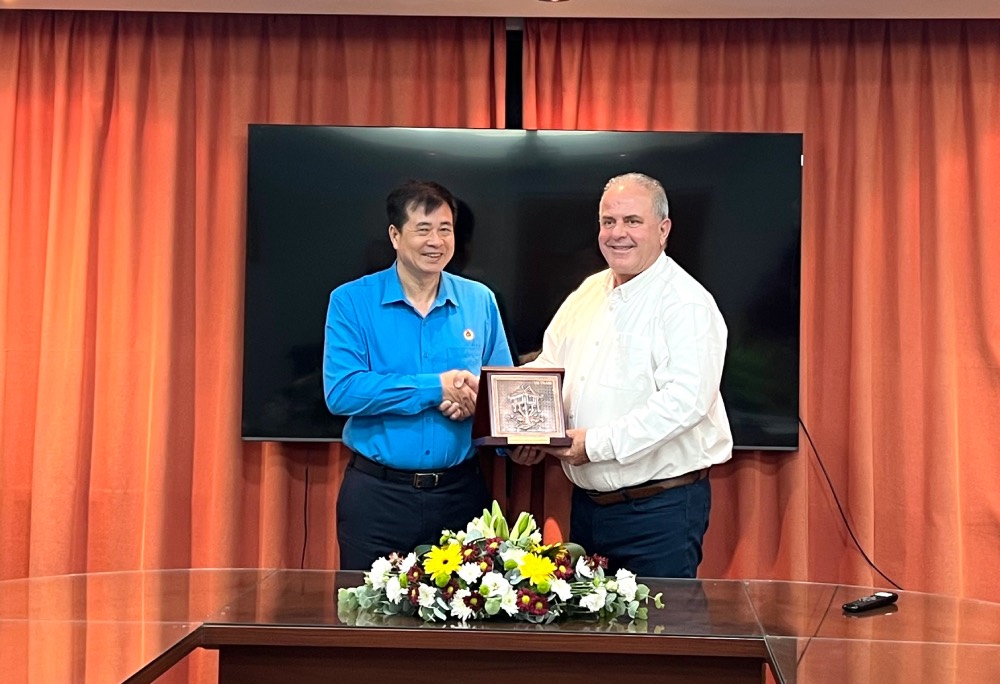 El presidente de Vietnam Construction Caderas Pham Hoai Phuong presento obsequios a representantes de sindicatos de construccion, madera y mina en Cypro Peo. Foto: Minh Tam