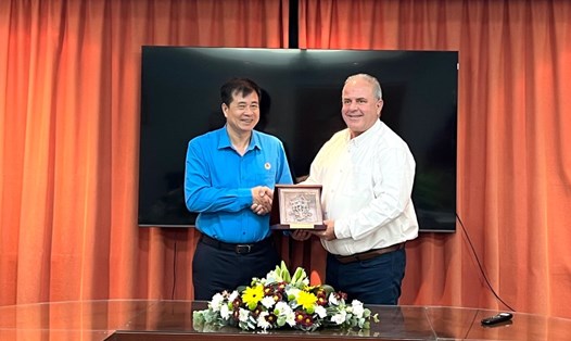 Chủ tịch Công đoàn Xây dựng Việt Nam Phạm Hoài Phương trao quà cho đại diện Công đoàn Xây dựng, Gỗ và Mỏ Cộng hòa Síp PEO. Ảnh: Minh Tâm